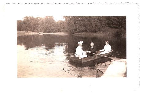1946 - Bapop and Mr & Mrs Currier - by the dam - nice hat.jpg